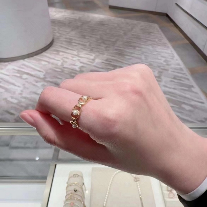 Dior橢圓珍珠開口戒指，簡約的複古做舊橢圓圈搭配珍珠的設計，珍珠巧妙的兜在橢圓