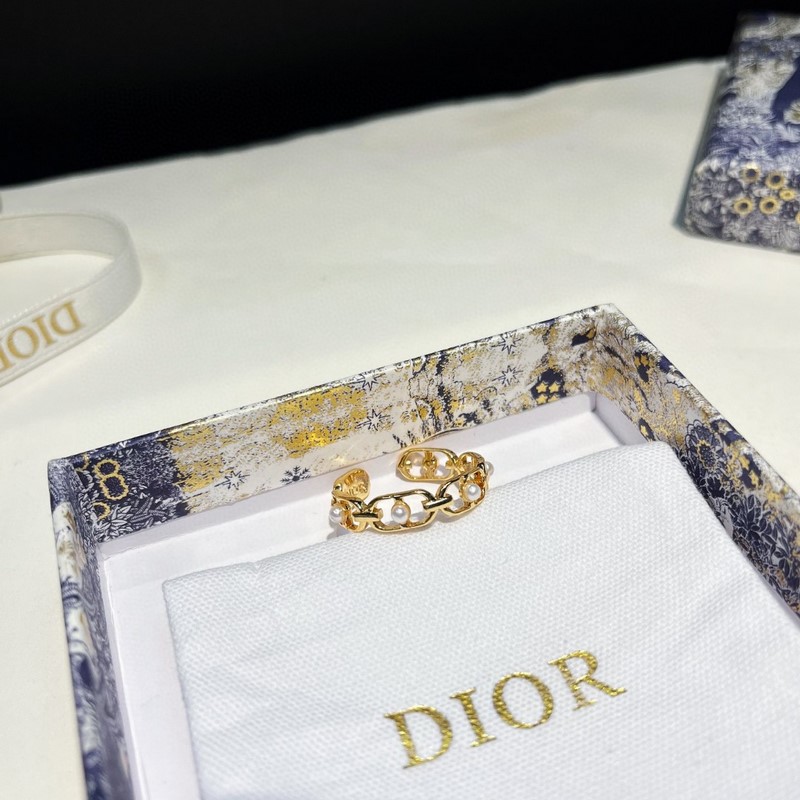 Dior橢圓珍珠開口戒指，簡約的複古做舊橢圓圈搭配珍珠的設計，珍珠巧妙的兜在橢圓