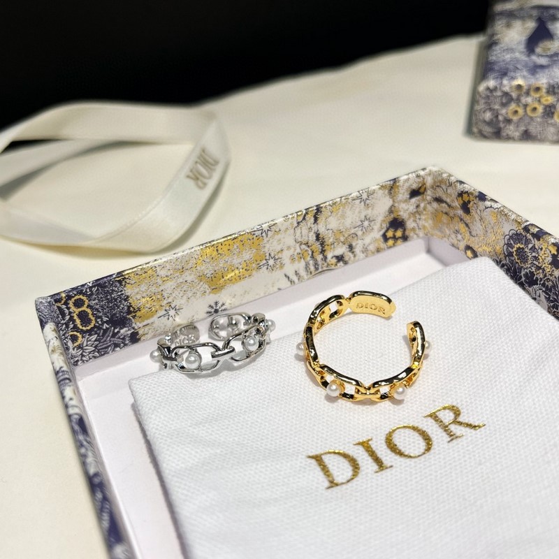 Dior橢圓珍珠開口戒指，簡約的複古做舊橢圓圈搭配珍珠的設計，珍珠巧妙的兜在橢圓