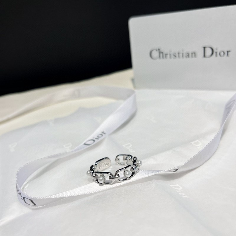 Dior橢圓珍珠開口戒指，簡約的複古做舊橢圓圈搭配珍珠的設計，珍珠巧妙的兜在橢圓