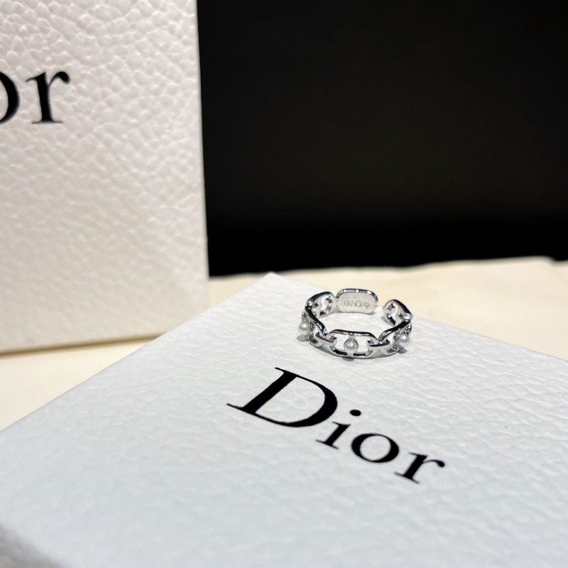 Dior橢圓珍珠開口戒指，簡約的複古做舊橢圓圈搭配珍珠的設計，珍珠巧妙的兜在橢圓