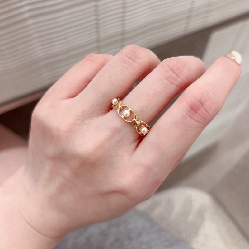 Dior橢圓珍珠開口戒指，簡約的複古做舊橢圓圈搭配珍珠的設計，珍珠巧妙的兜在橢圓