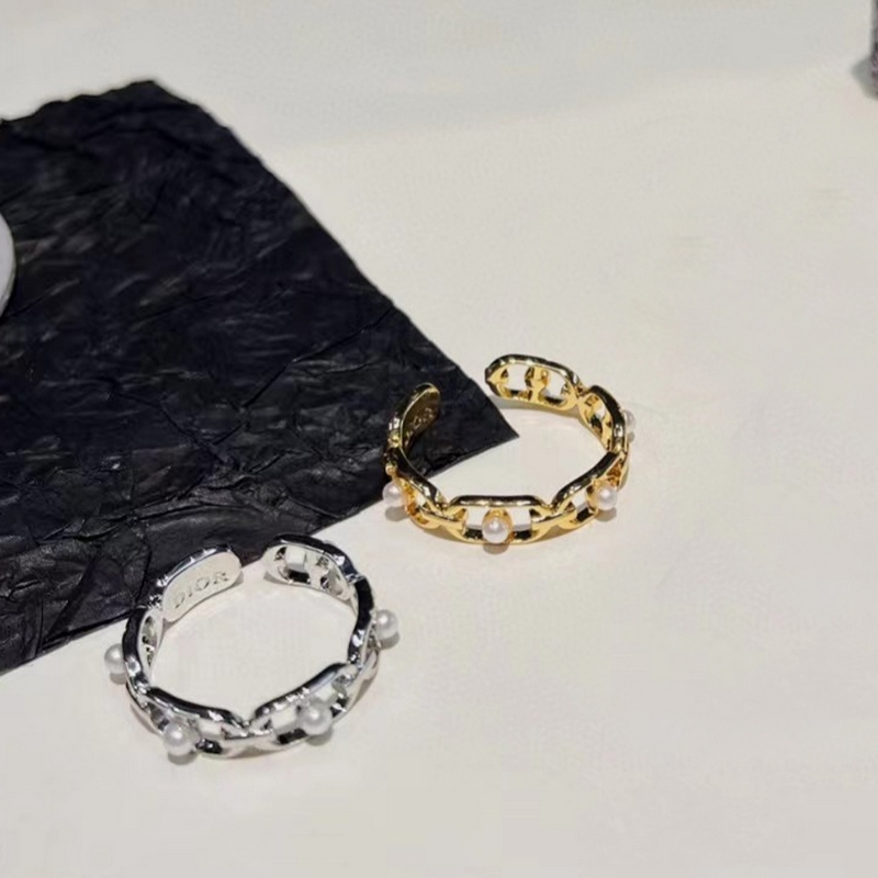 Dior橢圓珍珠開口戒指，簡約的複古做舊橢圓圈搭配珍珠的設計，珍珠巧妙的兜在橢圓
