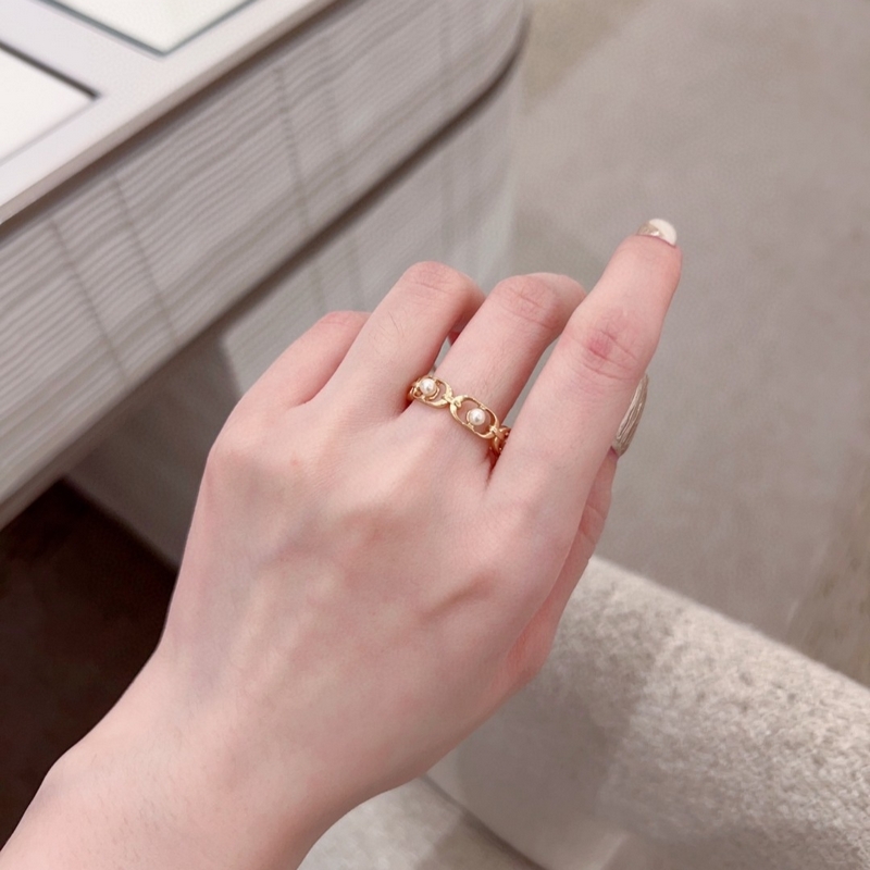 Dior橢圓珍珠開口戒指，簡約的複古做舊橢圓圈搭配珍珠的設計，珍珠巧妙的兜在橢圓