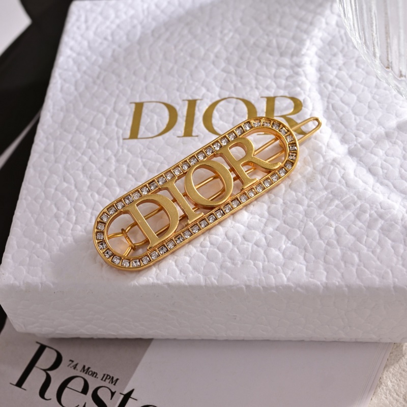 Dior·迪奧胸針。金屬質感逆襲版字母潮範兒搶風頭 完全勝任現代年輕人街拍、度假