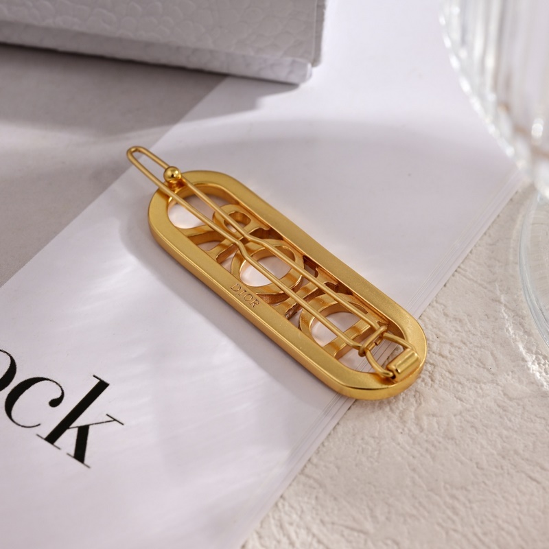 Dior·迪奧胸針。金屬質感逆襲版字母潮範兒搶風頭 完全勝任現代年輕人街拍、度假