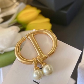 Dior 胸針火爆熱銷款上新，做工細膩完美無瑕疵，重工電鍍手工鑲鑽，拿在手上超級