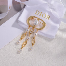 Dior·迪奧 新品字母胸針 金屬質感逆襲版字母潮範兒搶風頭 完全勝任現代年輕人