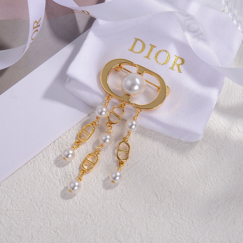 Dior·迪奧 新品字母胸針 金屬質感逆襲版字母潮範兒搶風頭 完全勝任現代年輕人