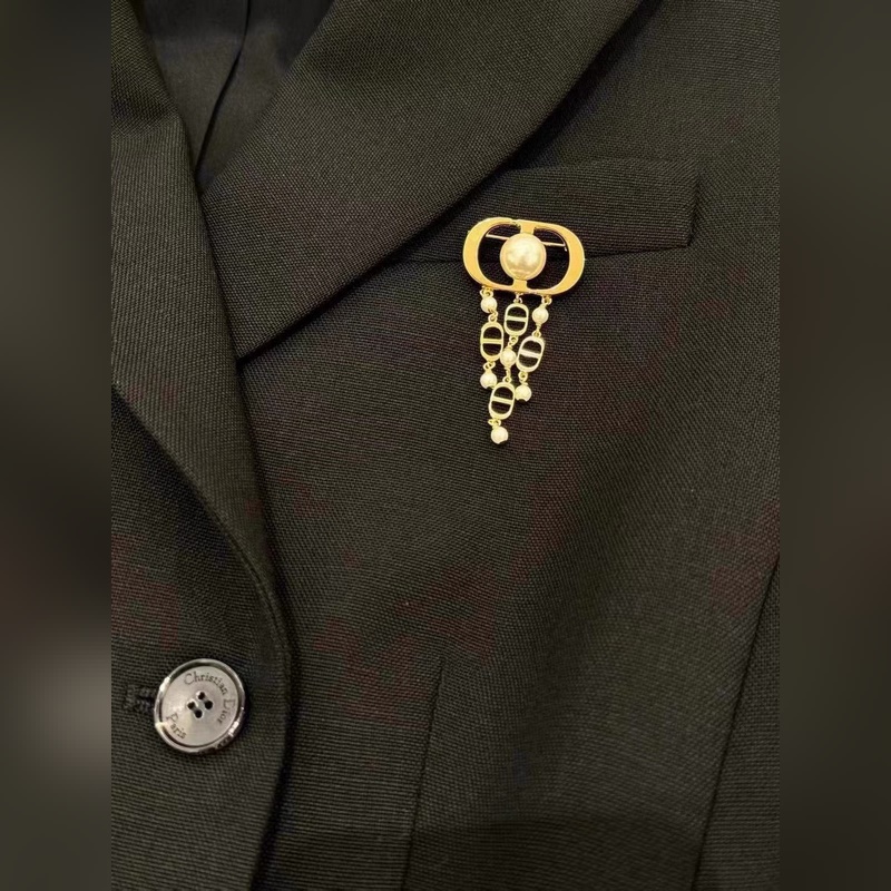 Dior·迪奧 新品字母胸針 金屬質感逆襲版字母潮範兒搶風頭 完全勝任現代年輕人