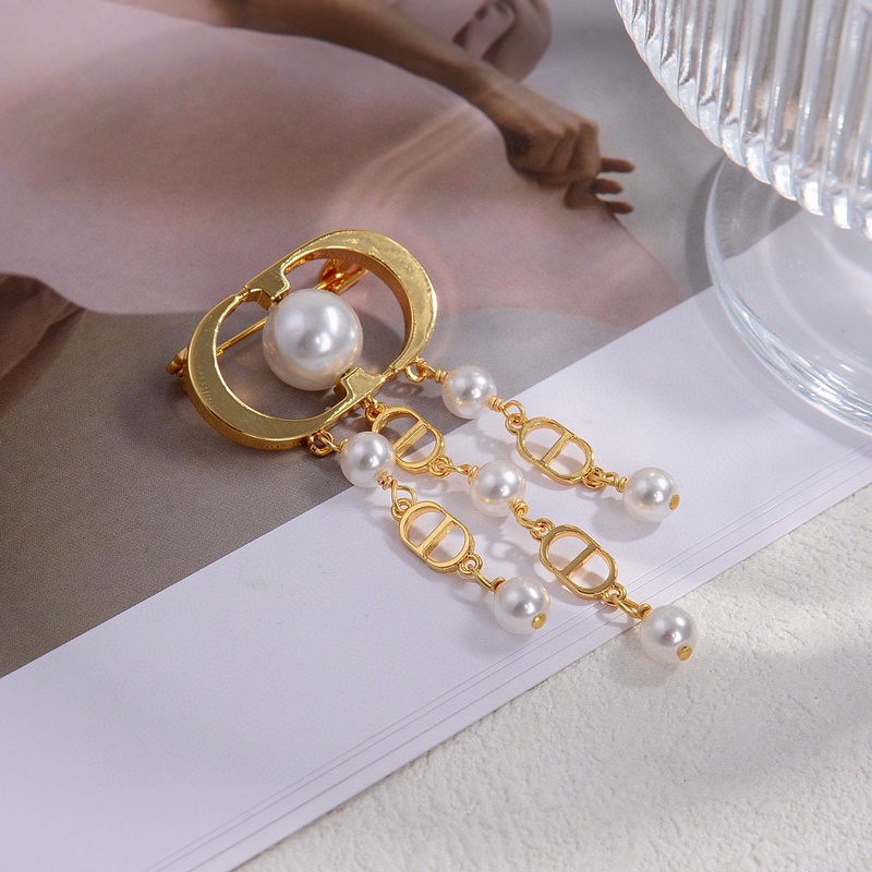 Dior·迪奧 新品字母胸針 金屬質感逆襲版字母潮範兒搶風頭 完全勝任現代年輕人