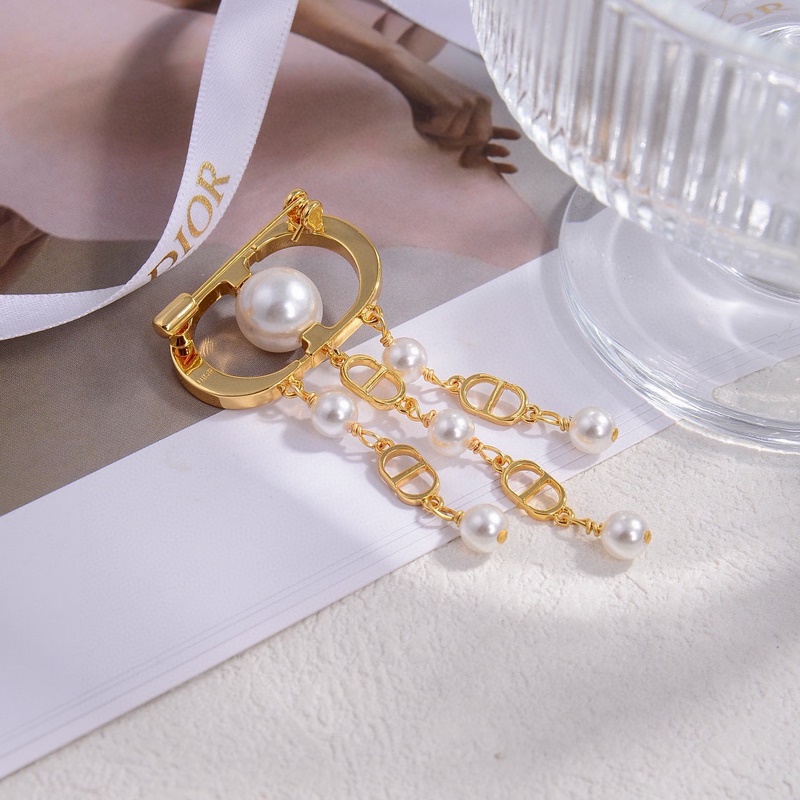 Dior·迪奧 新品字母胸針 金屬質感逆襲版字母潮範兒搶風頭 完全勝任現代年輕人
