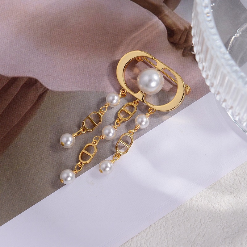 Dior·迪奧 新品字母胸針 金屬質感逆襲版字母潮範兒搶風頭 完全勝任現代年輕人