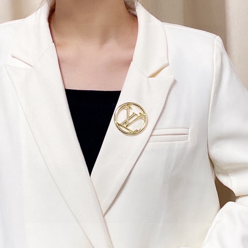 Lv路易威登胸針，是最懂女人的飾物。那些傾注了全部心血去做自己的女人，往往更珍惜