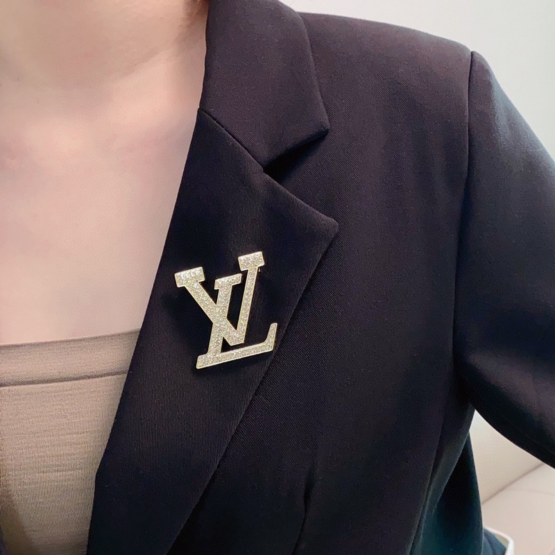 Lv路易威登專櫃新款滿鑽字母胸針，是最懂女人的飾物。那些傾注了全部心血去做自己的