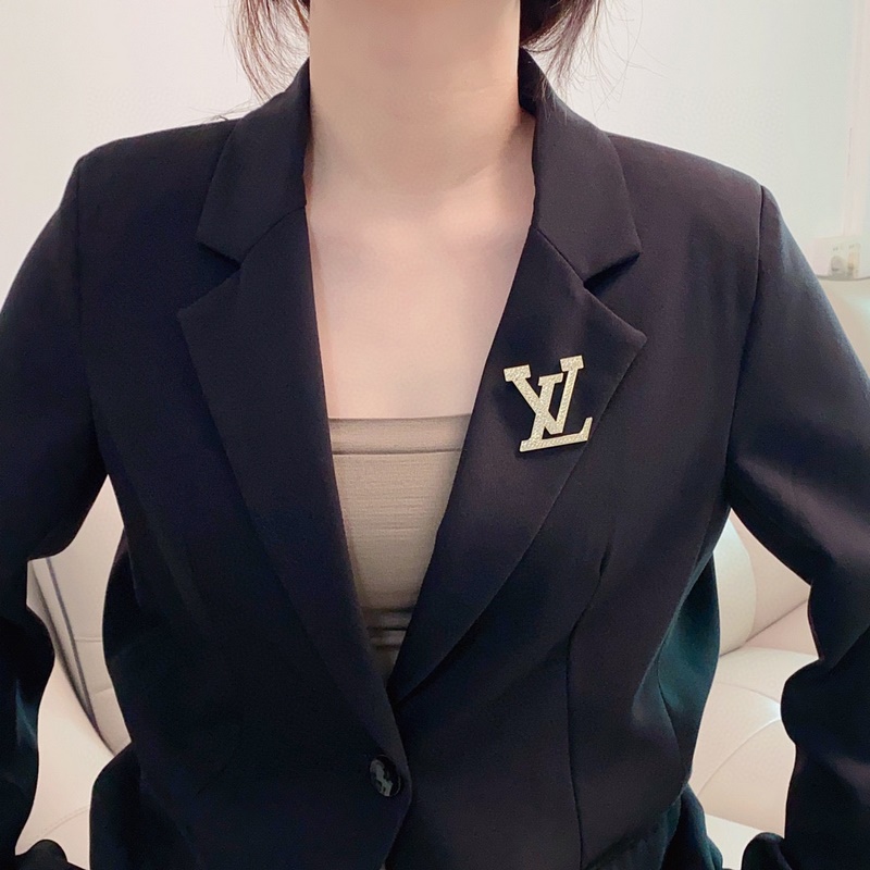 Lv路易威登專櫃新款滿鑽字母胸針，是最懂女人的飾物。那些傾注了全部心血去做自己的