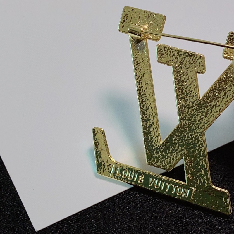 Lv路易威登專櫃新款滿鑽字母胸針，是最懂女人的飾物。那些傾注了全部心血去做自己的