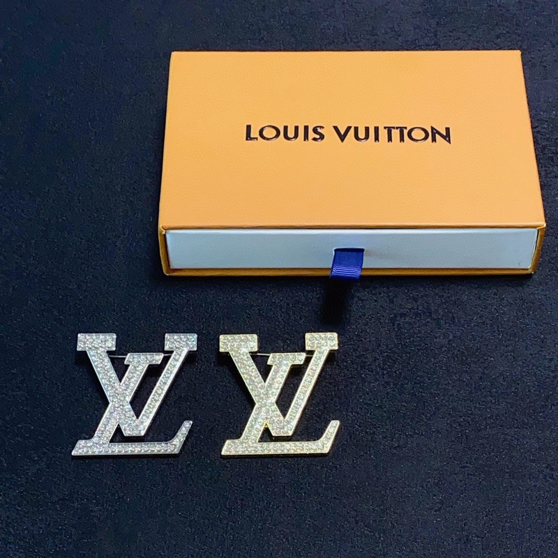 Lv路易威登專櫃新款滿鑽字母胸針，是最懂女人的飾物。那些傾注了全部心血去做自己的