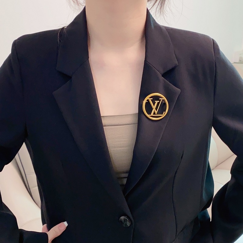 Lv路易威登專櫃新款複古金胸針，是最懂女人的飾物。那些傾注了全部心血去做自己的女