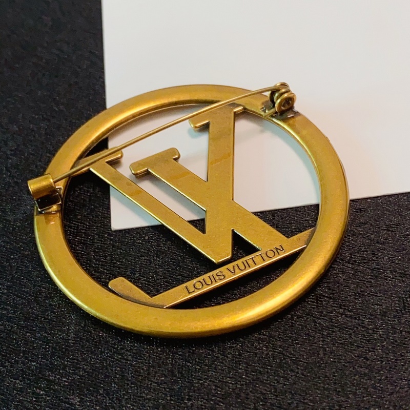 Lv路易威登專櫃新款複古金胸針，是最懂女人的飾物。那些傾注了全部心血去做自己的女