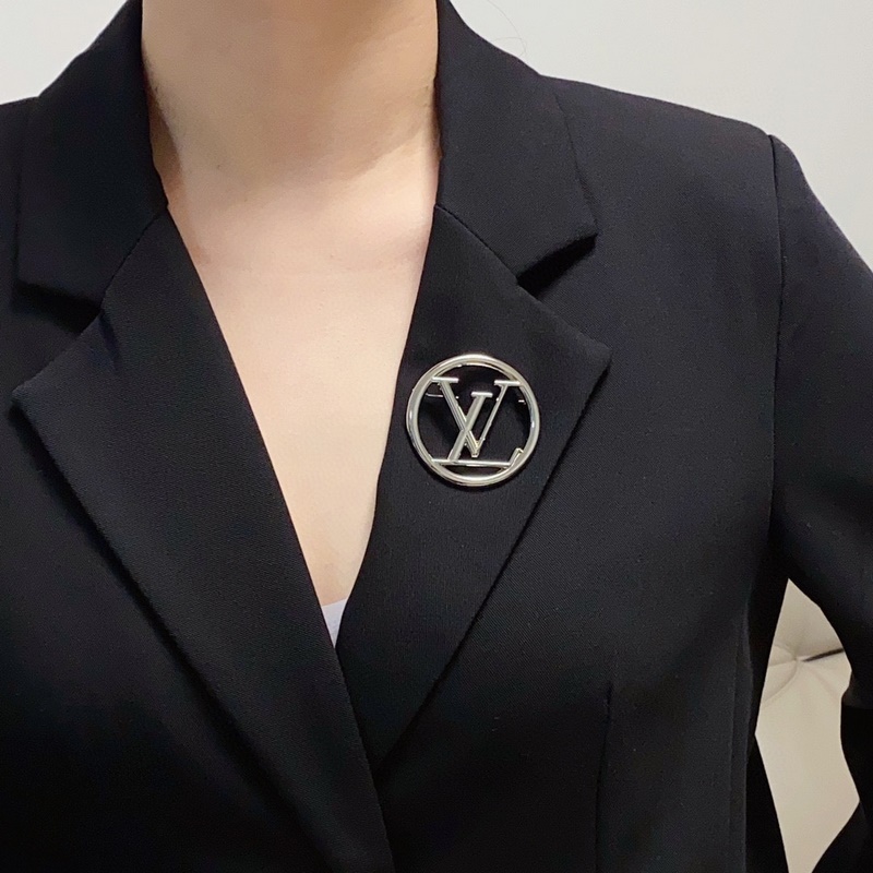 Lv路易威登專櫃新款亮銀胸針，是最懂女人的飾物。那些傾注了全部心血去做自己的女人