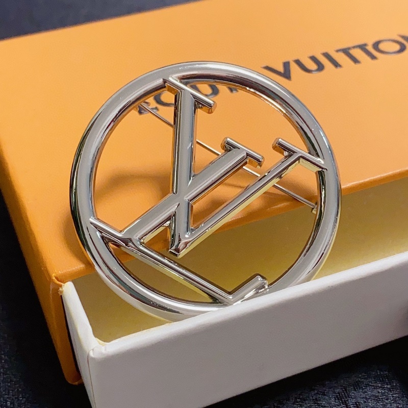 Lv路易威登專櫃新款亮銀胸針，是最懂女人的飾物。那些傾注了全部心血去做自己的女人