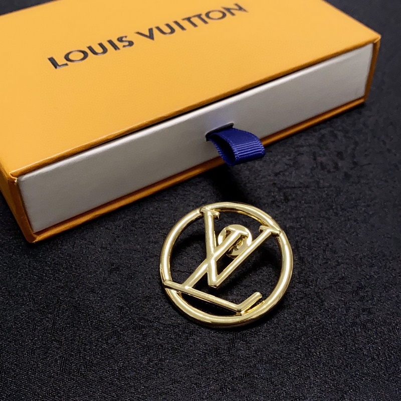 Lv路易威登專櫃新款亮金胸針，是最懂女人的飾物。那些傾注了全部心血去做自己的女人