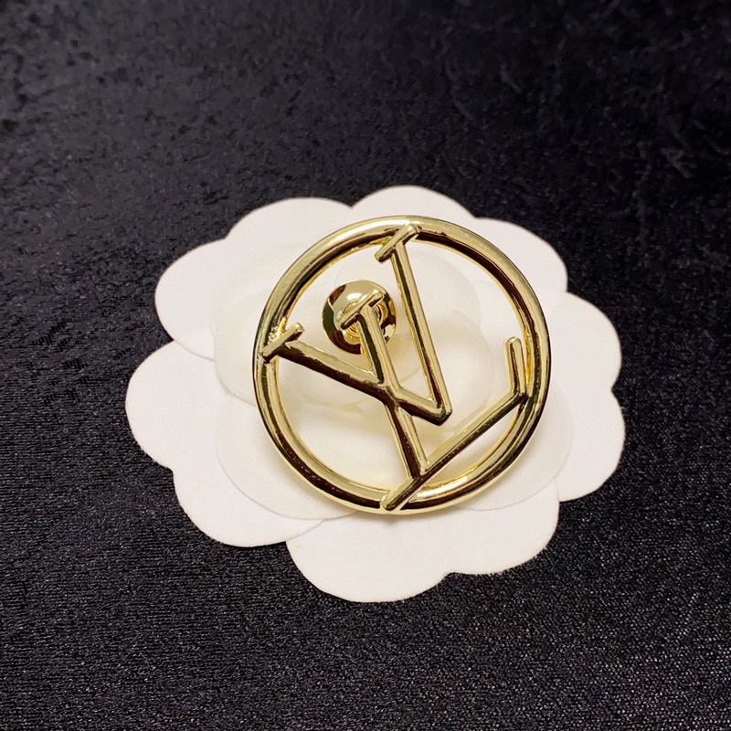 Lv路易威登專櫃新款亮金胸針，是最懂女人的飾物。那些傾注了全部心血去做自己的女人