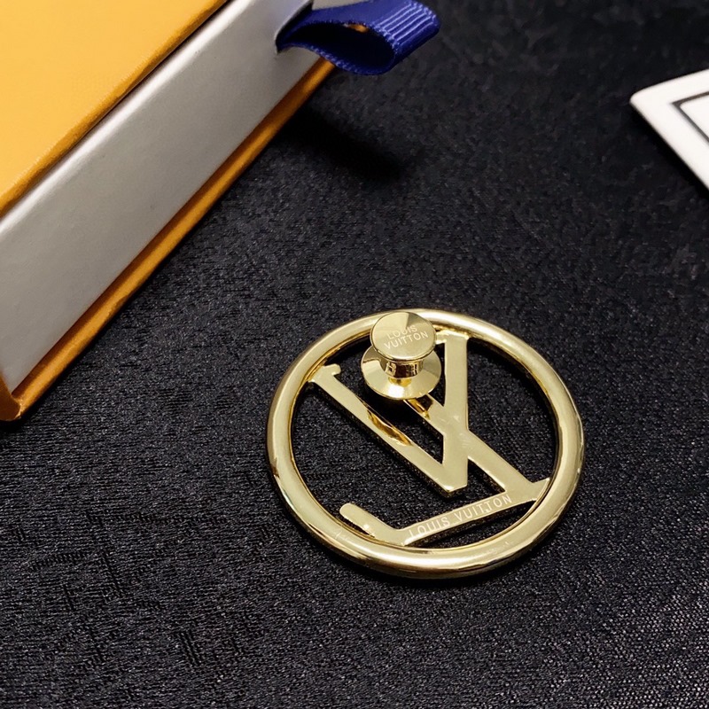 Lv路易威登專櫃新款亮金胸針，是最懂女人的飾物。那些傾注了全部心血去做自己的女人