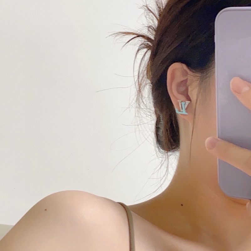 LV字母蒂芙尼藍(lán)鑲鑽耳釘耳環(huán) 原版黃銅 925純銀針 實(shí)拍 設(shè)計(jì)不張揚(yáng) 不高調(diào)卻