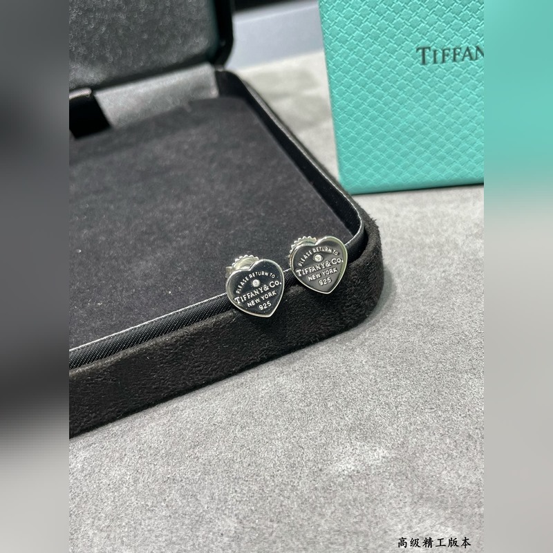 蒂芙尼素銀心形帶鑽耳釘，T家的珠心牌，很多人喜歡T家系列珠寶，因為它小巧精緻，簡