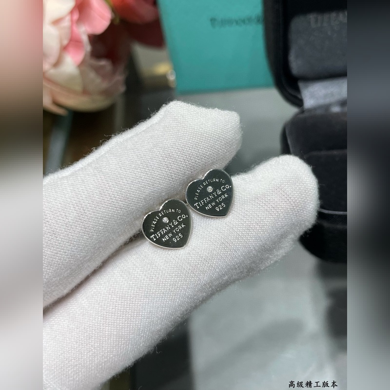 蒂芙尼素銀心形帶鑽耳釘，T家的珠心牌，很多人喜歡T家系列珠寶，因為它小巧精緻，簡