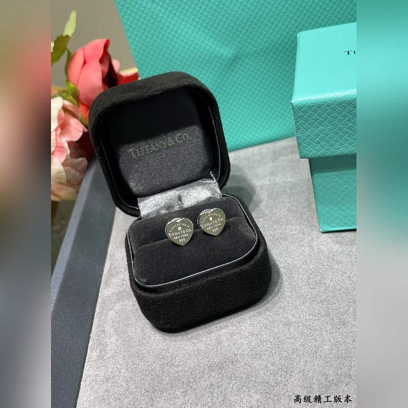 蒂芙尼素銀心形帶鑽耳釘，T家的珠心牌，很多人喜歡T家系列珠寶，因為它小巧精緻，簡