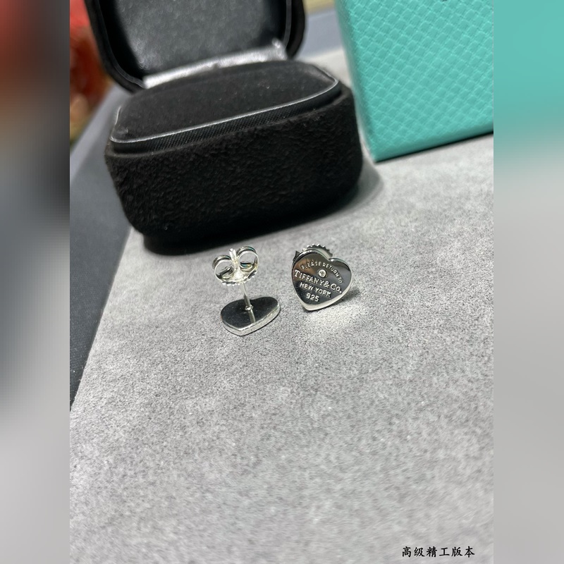 蒂芙尼素銀心形帶鑽耳釘，T家的珠心牌，很多人喜歡T家系列珠寶，因為它小巧精緻，簡