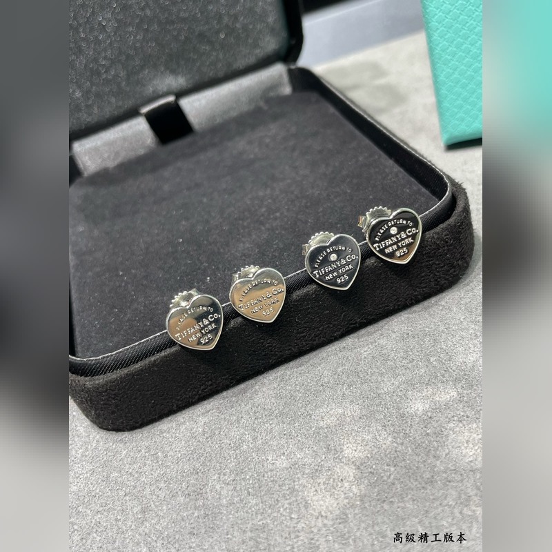 蒂芙尼素銀心形帶鑽耳釘，T家的珠心牌，很多人喜歡T家系列珠寶，因為它小巧精緻，簡