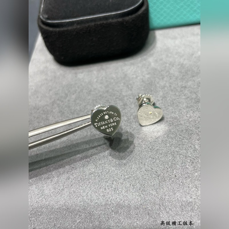 蒂芙尼素銀心形帶鑽耳釘，T家的珠心牌，很多人喜歡T家系列珠寶，因為它小巧精緻，簡