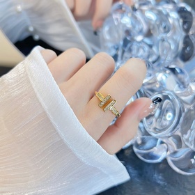 -佩戴圖-Tiffany&co 蒂芙尼 經(jīng)典款T字系列 5鑽雙T戒指