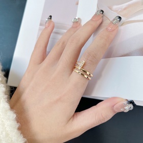 -佩戴圖-Tiffany&co 蒂芙尼 經(jīng)典款T字系列 三圈雙T戒指