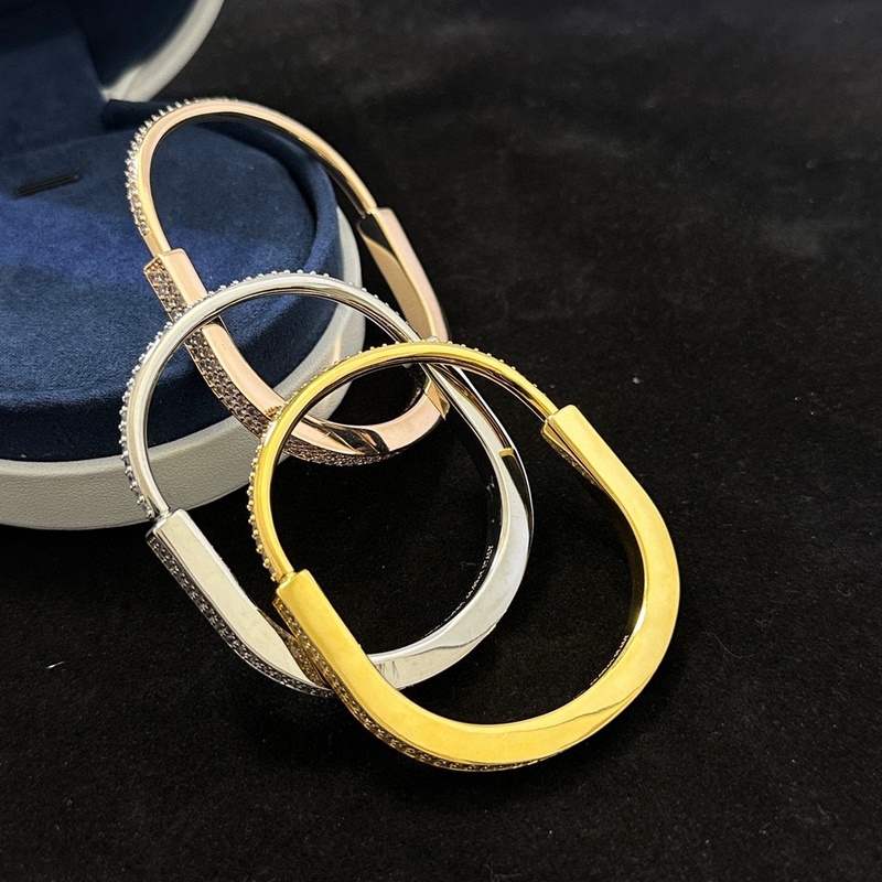 Tiffany 蒂芙尼 火爆登場 U型鎖 滿鑽手鐲 歐美範十足 人手必備 超精工