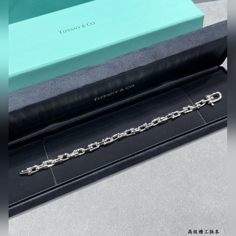 V金材質 5140310 Tiffany蒂芙尼U形鍊環手鍊，可鹽可甜，光澤感強，