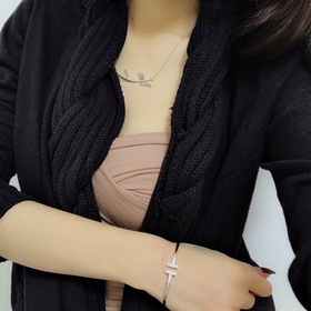 -佩戴圖-Tiffany&co 蒂芙尼 經典款T字系列 帶鑽銀色玫瑰金雙T手鐲