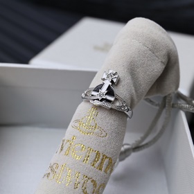 西太後流星戒指。百看不厭的土星形狀，表面黑白滴裝飾搭配，布靈布靈的很是溫柔，一眼