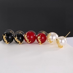 YSL 聖羅蘭珍珠耳釘，珍珠的耳釘好精緻哦，還鑲嵌YSL的logo，兩隻一大一小