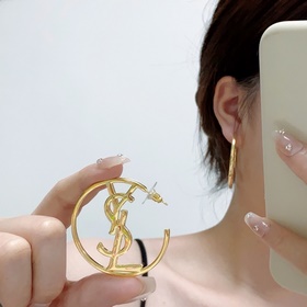 YSL聖羅蘭複古金做舊滿鑽小耳環(huán)耳釘。 帶logo優(yōu)雅大方特別精工設(shè)計(jì) 非常修飾