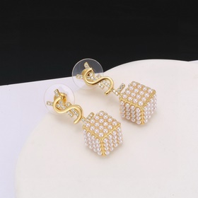 聖羅蘭YSL 耳釘經(jīng)典奢侈  時(shí)尚百搭 猶如酒會(huì)禮服一般，絢爛多姿。經(jīng)典 最具個(gè)