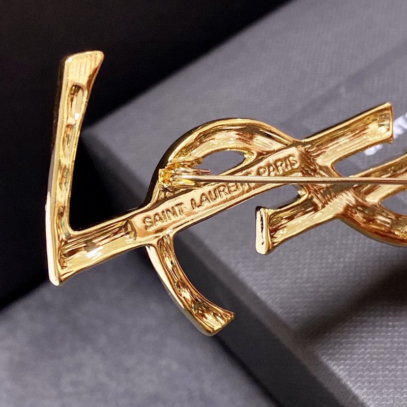 YSL聖羅蘭胸針，是最懂女人的飾物。那些傾注了全部心血去做自己的女人，往往更珍惜