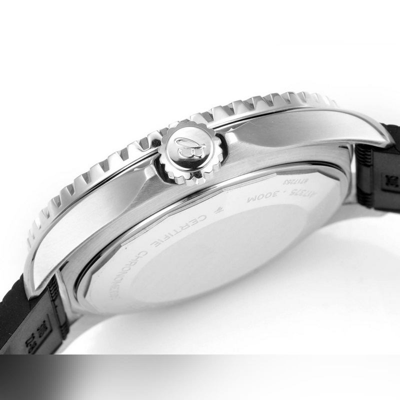 GR 嚴(yán)選 百年靈超級(jí)海洋系列42mm腕表。1 ：潛水表既要滿足清 讀時(shí)，更要