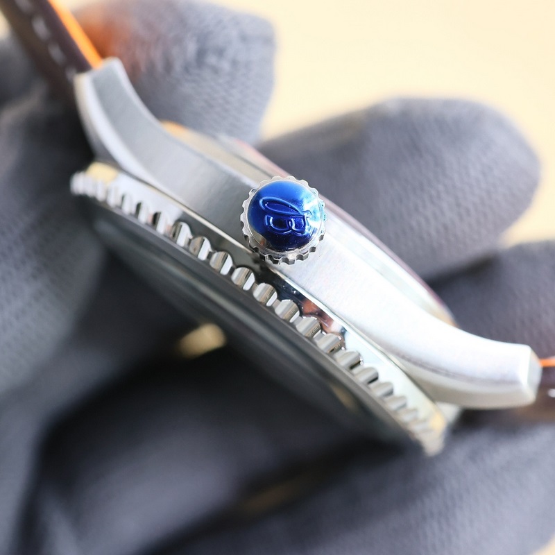 百年靈飛行員傳奇航空系列，經典之作，設計簡約大氣，時尚優雅，自動機械腕表，它搭載