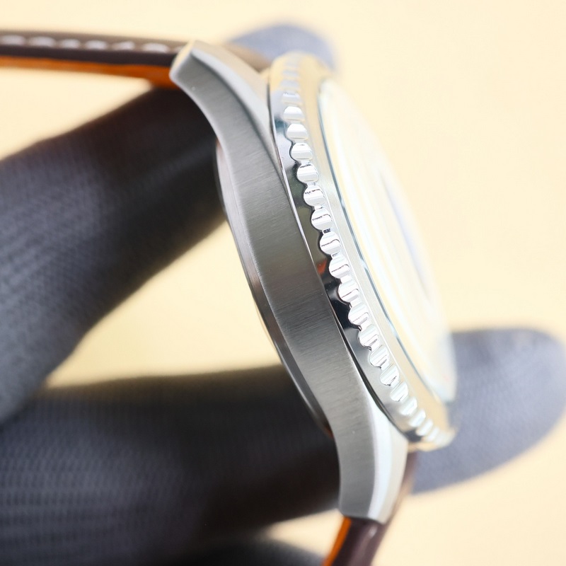 百年靈飛行員傳奇航空系列，經典之作，設計簡約大氣，時尚優雅，自動機械腕表，它搭載