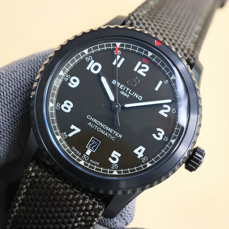 百年靈飛行員傳奇航空系列，經(jīng)典之作，設(shè)計簡約大氣，時尚優(yōu)雅，自動機械腕表，它搭載